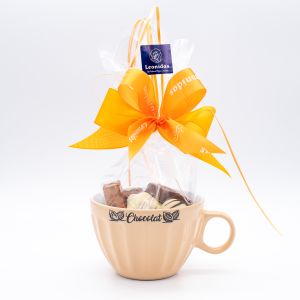 Präsent Tasse Chocolat Modell 1 beige gefüllt mit ca. 250 Gramm Leonidas Pralinen (ohne Alkohol)