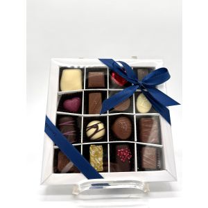  Präsent Klarsichtpackung Weiß gefüllt mit 16 Leonidas Pralinen (ohne Alkohol) 