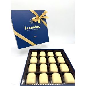 Pr&auml;sentbox blau Manon Caf&eacute; mit Nuss wei&szlig; - 16 Pralinen ca. 250 Gramm 