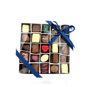  Pr&auml;sent Klarsichtpackung Wei&szlig; gef&uuml;llt mit 25 Leonidas Pralinen (ohne Alkohol) 